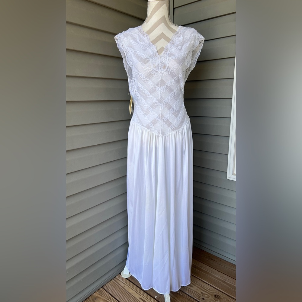 NWT- Vintage 80 s Gilligan O Malley Sexy Maxi Night Gown White Lace / Satin Sz L